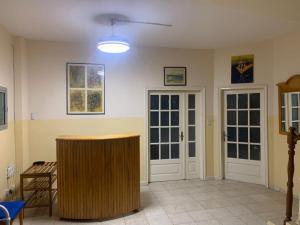 圣路易斯HÔTEL ETOILE DU SUD的客厅设有2扇门和桌子
