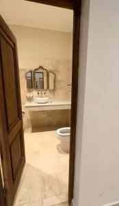 科洛尼亚卡洛斯佩莱格里尼Casimiro Ibera Hotel Boutique的一间带卫生间和水槽的浴室