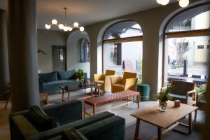 胡宁Hotel Copahue的带沙发和桌子的客厅以及窗户。