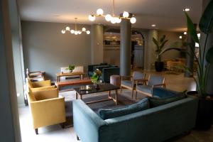 胡宁Hotel Copahue的带沙发和桌椅的客厅