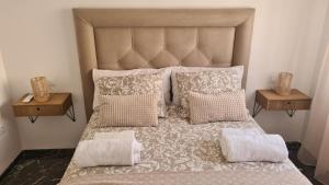 科尔多瓦Albolafia junto Puente Romano的一间卧室配有一张带2个床头柜的大床