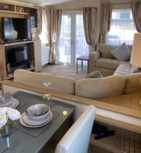 Littlestone-on-SeaSpacious Holiday Home - Romney Sands的客厅配有沙发和桌子