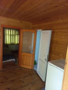 QǝlǝduzQuba Cottage的一间小房间,设有门和一间卧室