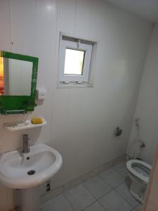 QǝlǝduzQuba Cottage的白色的浴室设有水槽和卫生间。