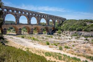 雷穆兰Soko Hotels-Pont du Gard的河上拱桥