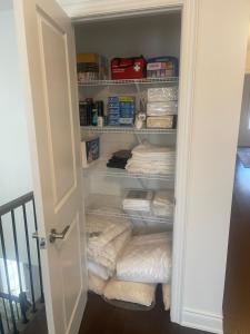 BradfordRelax, Refresh and Recharge Peaceful Space的衣柜里装满了许多毛巾