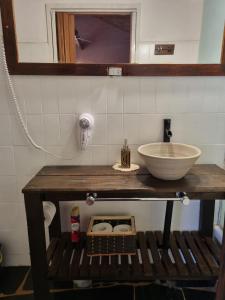 Tristán SuárezNagual -Ecolodge- Airport Shuttle & Restaurant的浴室设有水槽和镜子