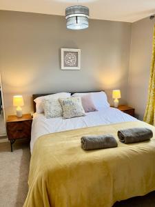 沃灵顿Canada House - Sleeps 6 -3 King or 6 Single Ideal for contractors的一间卧室配有一张带两个枕头的床