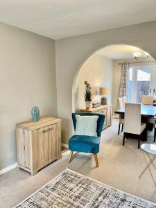 沃灵顿Canada House - Sleeps 6 -3 King or 6 Single Ideal for contractors的客厅配有蓝色椅子和桌子
