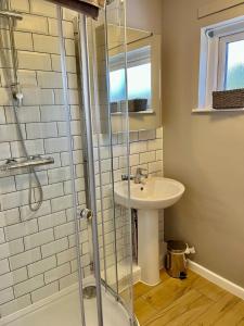 沃灵顿Canada House - Sleeps 6 -3 King or 6 Single Ideal for contractors的一间带水槽和淋浴的浴室