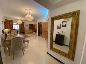 开罗Sunny 2BR Apartment in Maadi的客厅墙上设有镜子