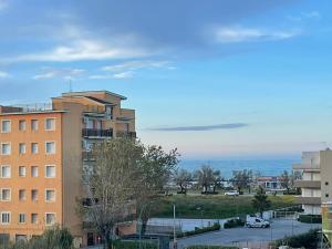 玛里纳蒂蒙内罗Casa Joanna `San Salvo Marina`的背景中享有一座建筑的海景