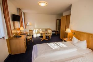 帕绍帕绍苏德IBB酒店的配有一张床和一张书桌的酒店客房