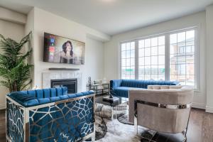 BradfordUnwind Here in a Stylish and Cozy Space的客厅配有蓝色的家具和壁炉
