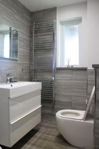 雷丁Lovely flat with Wi-Fi and free parking的浴室配有卫生间、盥洗盆和浴缸。