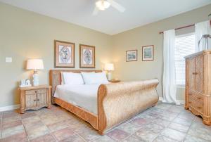 格尔夫海岸Dandy Sandy的一间卧室设有一张大床和一个窗户。