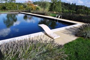 穆莱迪耶马尔勒酒店及别墅的花园内带长凳的游泳池