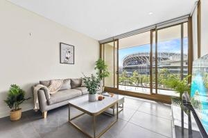 悉尼Resort Style Living One bedroom Apt Olympic Park的带沙发和大窗户的客厅