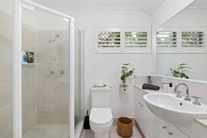 黄金海岸Castaway in Tugun的白色的浴室设有卫生间和水槽。