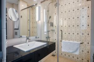 科伦坡Orion City Hotel的一间带水槽和镜子的浴室