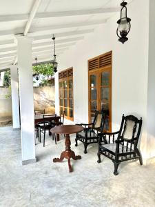 坦加拉ALOHA Second Home的配有椅子和木桌及椅子的房间