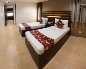 马尼拉ACL套房酒店的配有两张床的酒店客房