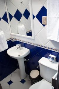 拉巴斯Hotel Diamante Azul的蓝色和白色的浴室设有水槽和卫生间