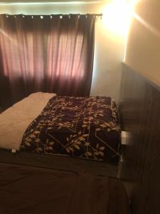 亚喀巴Al Deyafa Hotel的一间卧室配有一张带黑白色棉被的床