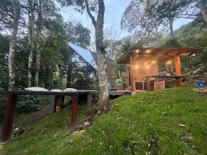 科罗伊科UMA Experience的树林里的一个小房子,有帐篷