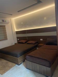 亚喀巴Al Deyafa Hotel的小型客房配有两张床,