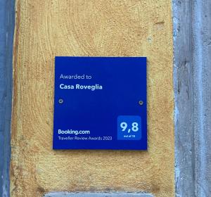 布雷西亚Casa Roveglia的墙上的一个标牌,上面写着给卡洛克斯伯里