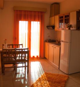 基拉奇尼德科维尔公寓的厨房配有桌子和白色冰箱。