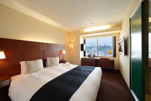 广岛广岛东方酒店的一间设有大床和窗户的酒店客房