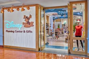 奥兰多Walt Disney World Swan Reserve的带有设计蜂蜜中心和礼物标志的商店窗口
