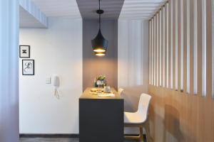 蒙得维的亚Moderno apartamento en Punta Carretas的一间带桌子和椅子的用餐室