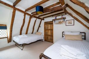 HartestButtercup Cottage, Hartest的木梁客房的两张床