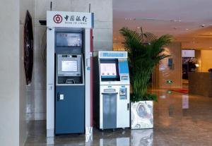 北京北京新云南皇冠假日酒店的建筑物内带有标志的安姆机器