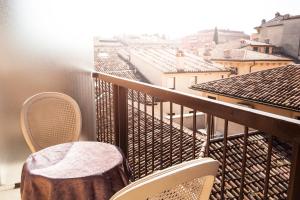 维罗纳圣卢卡酒店的美景阳台,配有桌椅