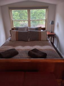 罗伯逊Misty Farms Barn的一张带枕头的大床和窗户