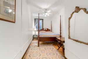 新奥尔良Pasters Apartment in Deconsecrated Church的一间卧室配有一张床和镜子