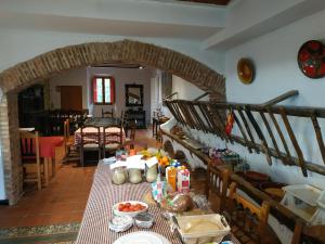 巴塞罗那Mas Can Puig de Fuirosos的客厅配有餐桌和食物