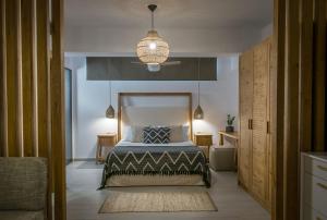 阿齐亚佩拉加Irida Hotel Agia Pelagia的一间卧室配有一张床和吊灯