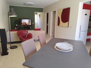 卡勒达德福斯特Spacieux Duplex Casa Maya Caleta de Fuste的厨房以及带桌椅的起居室。