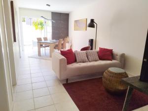 卡勒达德福斯特Spacieux Duplex Casa Maya Caleta de Fuste的客厅配有沙发和桌子