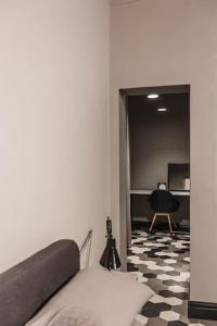 拉巴特Rabat l.o. MDINA-Designer House THE BEDROOM-TUB的带沙发和 ⁇ 桌的客厅