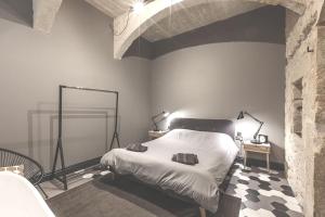 拉巴特Rabat l.o. MDINA-Designer House THE BEDROOM-TUB的卧室配有白色的床和两个枕头
