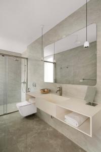新德里Bungalow 157的一间带水槽、卫生间和镜子的浴室