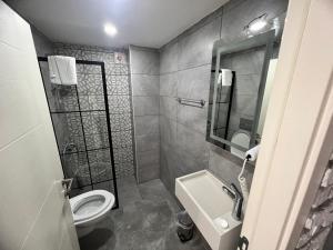 图兹拉Karaca Suite的一间带卫生间和水槽的浴室