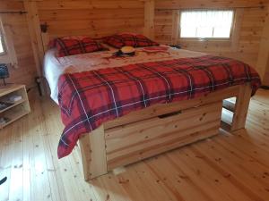 Saint-Martin-dʼArcKota SHANTYHOME的小木屋内一间卧室,配有一张床