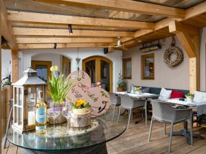 斯图姆La Pasta Hotel Restaurant的一间带桌椅的用餐室和木制天花板